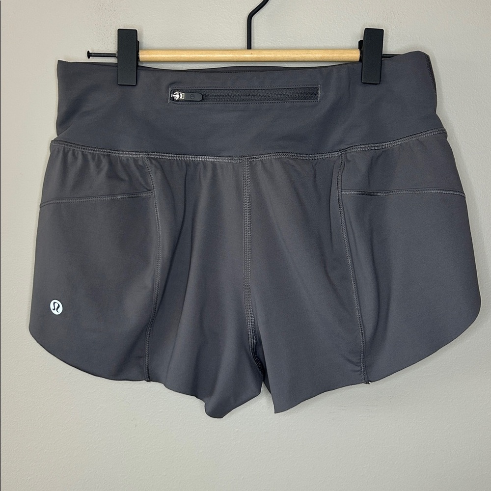 Lululemon Chase Me Short 2.5” Dark‎ Carbon Size 4 Gray - Picture 2 of 7